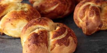 MAGGI Mash Crusty Garlic Knots